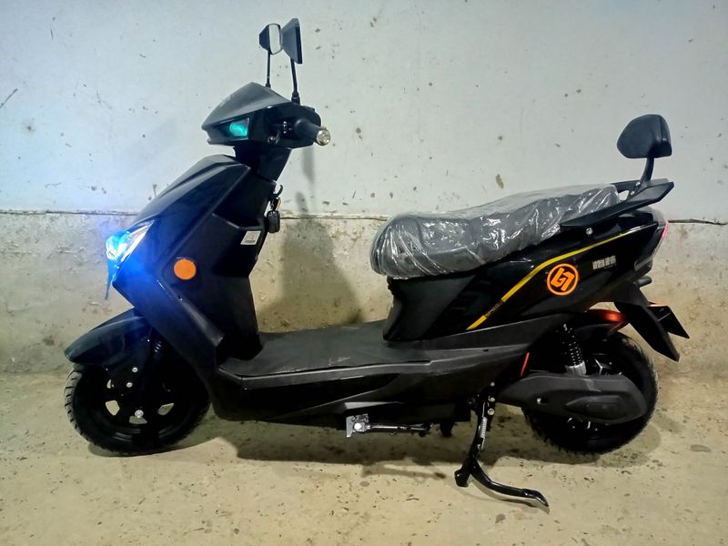 Skuter moped sotiladi