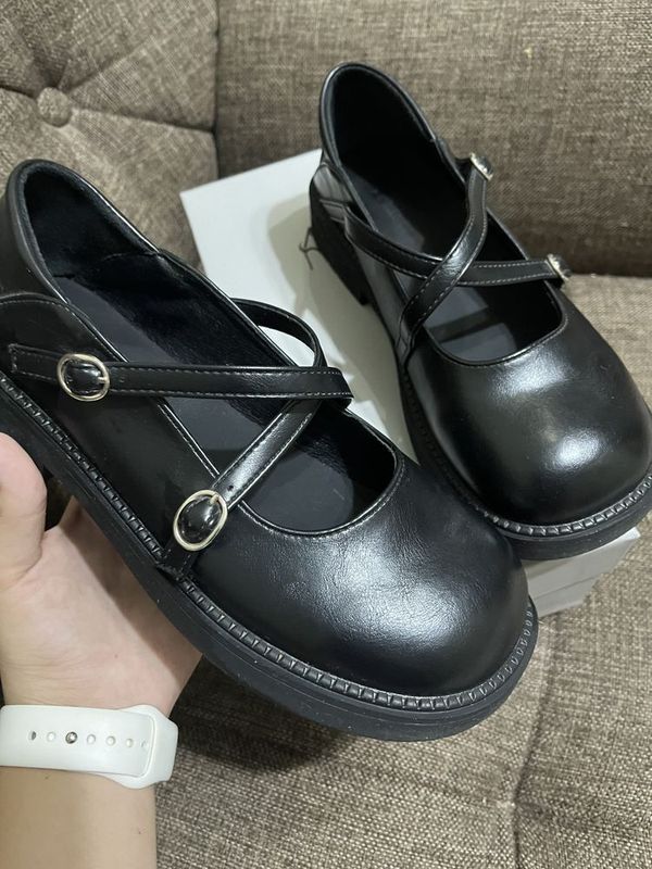 Классические чёрные школьные туфли