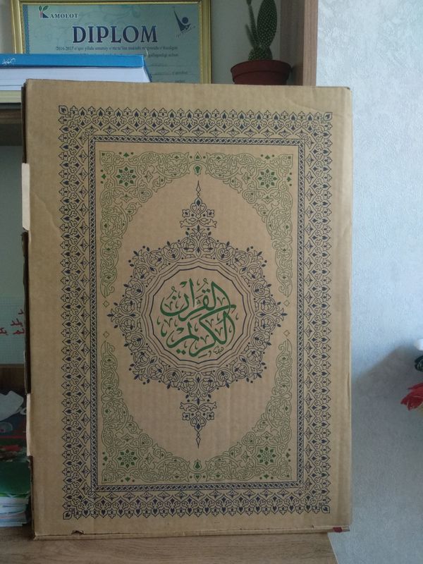 Quron Karim katta oʻlchamdagi nashr