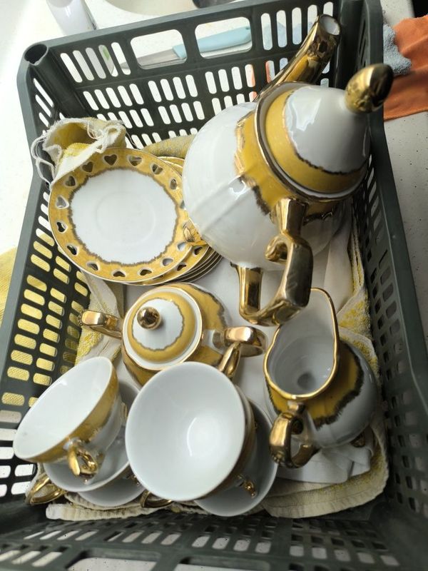 Продам дёшево сервиз на 6 персон все целое Продам дёшево сервиз на 6 персон все целое