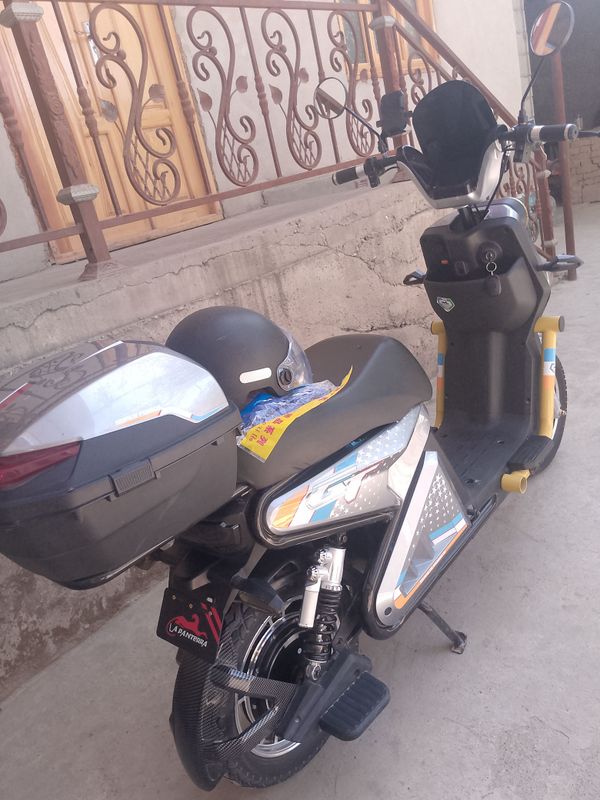 Skuter sotiladi narhi 5 milyon yili 2025 yirgani 1200 km Skuter sotiladi narhi 5 milyon yili 2025 yirgani 1200 km