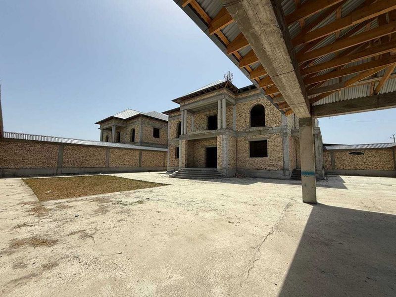 Tayyor 2 qavatli 2 ta bir xil 7 SOTIQ bo’lgan hovli sotiladi. Tayyor 2 qavatli 2 ta bir xil 7 SOTIQ bo’lgan hovli sotiladi.