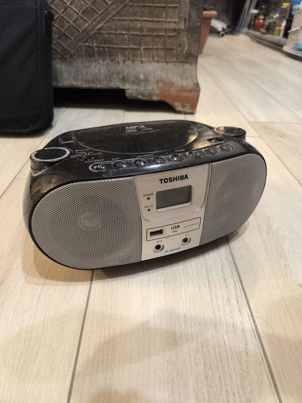 Toshiba Музыкальный CD, USB Плеер, радиостанция, б/у Toshiba Музыкальный CD, USB Плеер, радиостанция, б/у