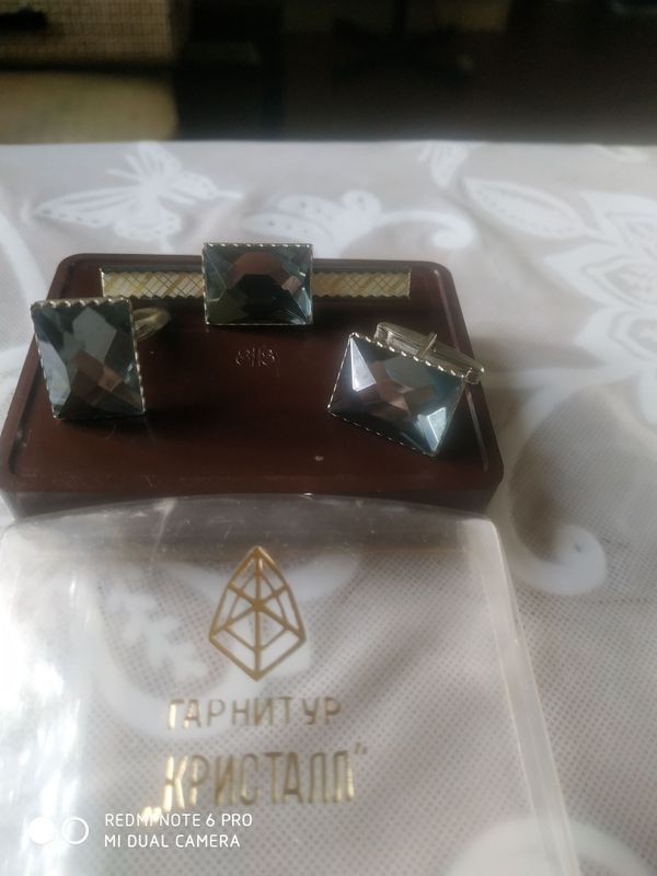 Продаётся гарнитур Кристал СССР запонки и зажимы Продаётся гарнитур Кристал СССР запонки и зажимы
