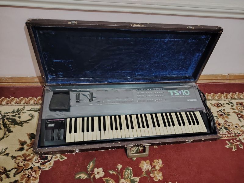 Ensoniq ts 10 sotiladi xolati yaxshi