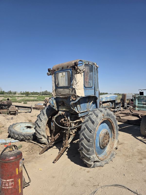 Traktor 28 sotiladi Traktor 28 sotiladi