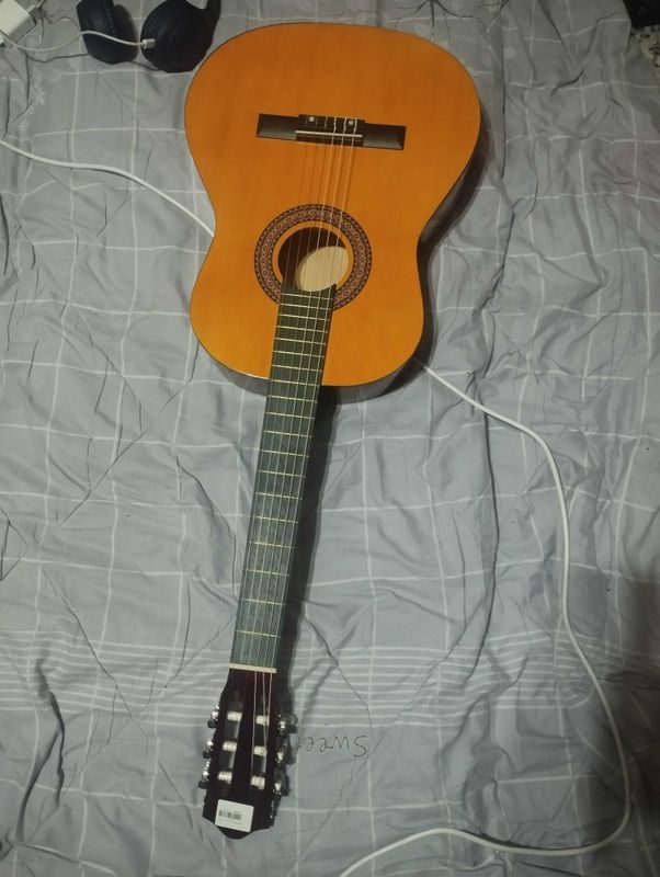 Gitara yangi hech qancha ishlatilmagan