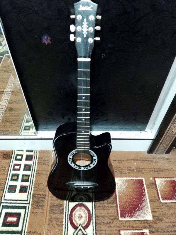 Gitara b/u srocna sotiladi