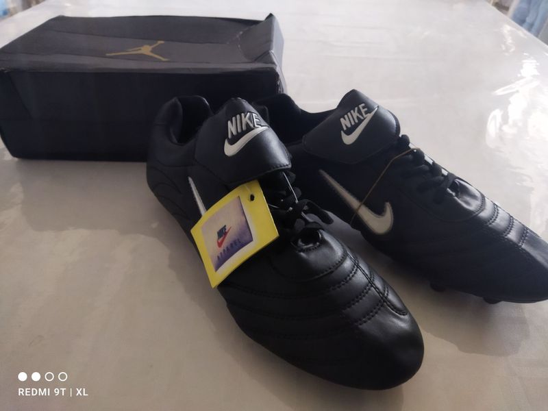 Original Nike retro butsi, yengi srochna sotiladi