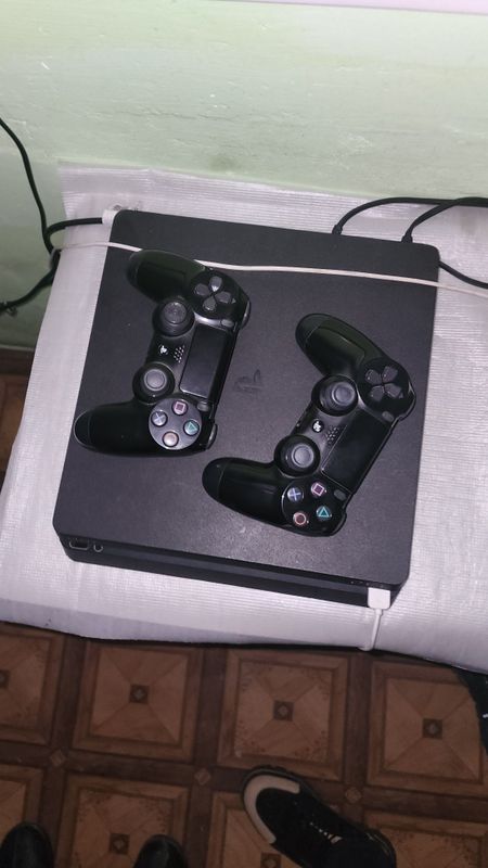 Play station 4 sotiladi 1tb