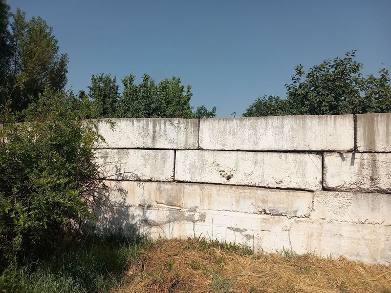 Продаётсясрочно бетонный блок производства Россия размер 2,40×0,55×035 Продаётсясрочно бетонный блок производства Россия размер 2,40×0,55×035