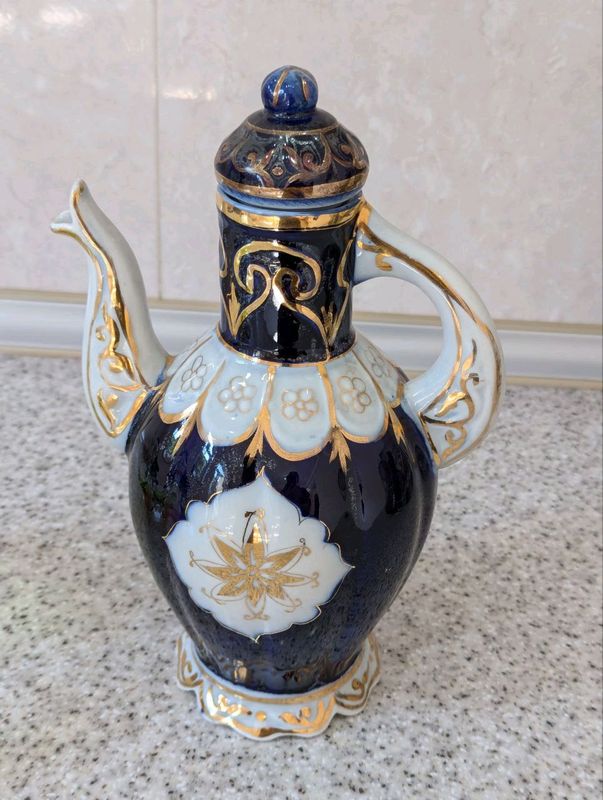 Декоративный кувшин для вина