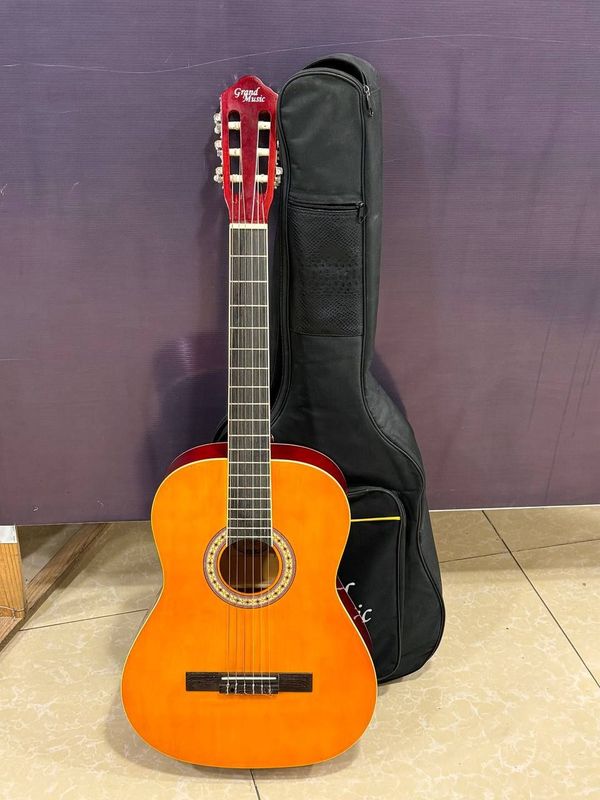 Gitara sotiladi chexoli qushib beriladi