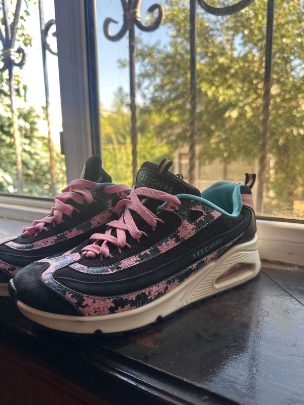 Продается кроссовки SKECHERS оригинал 40 размер