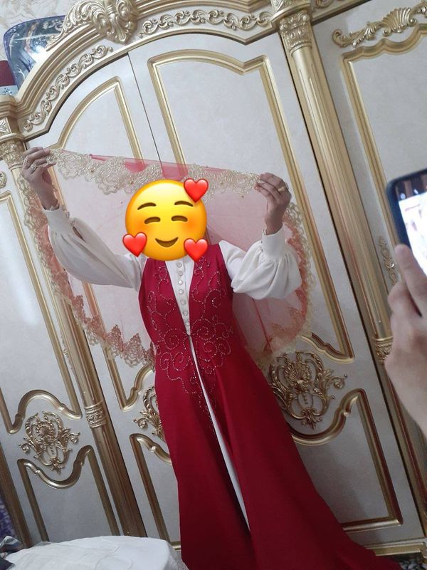Koylek sotiladi qol mehnati bilan bezatilgan Koylek sotiladi qol mehnati bilan bezatilgan