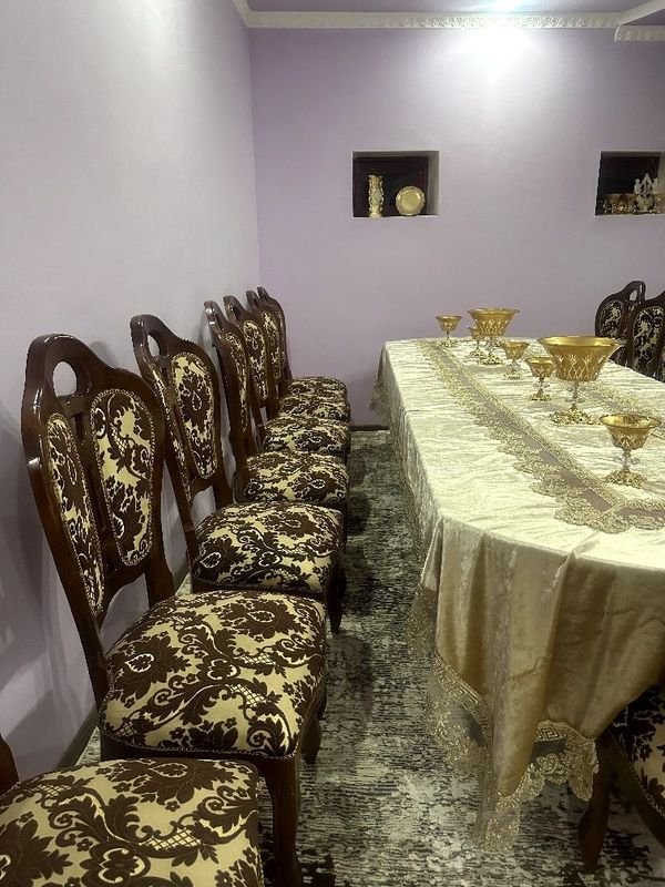Катта стол ва 16 та меҳмонхона стуллари сотилади