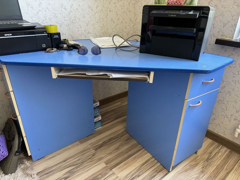 Продается стол. Продается стол.