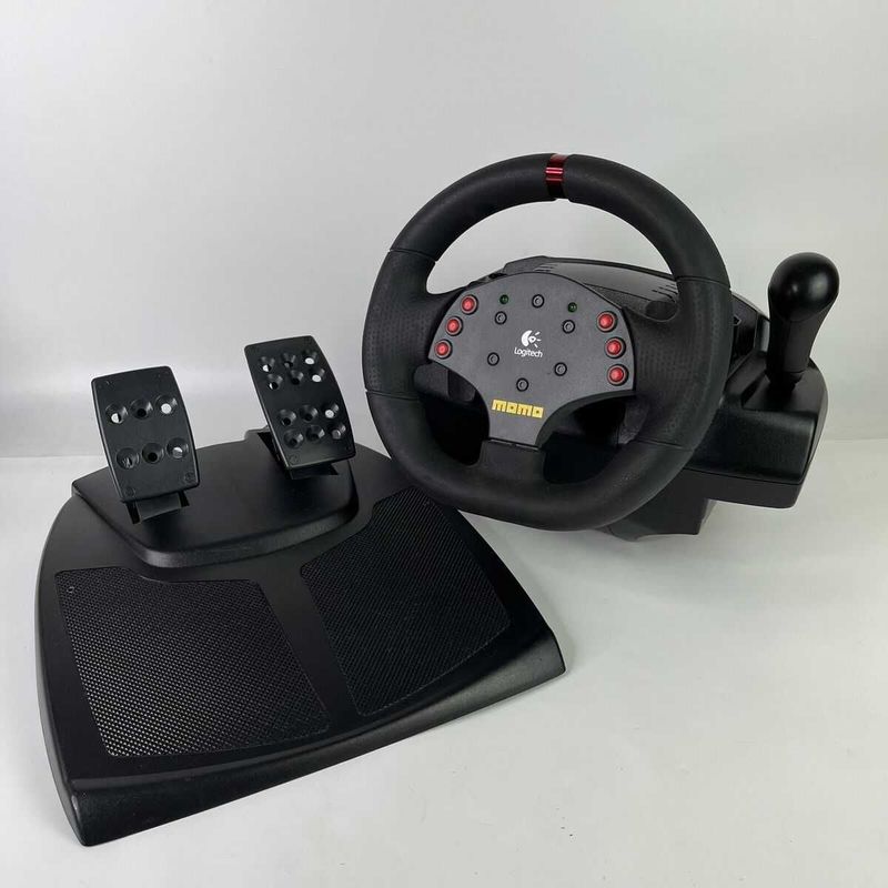 Игровой руль Logitech MOMO Racing, 900 градусов, отличное состояние Игровой руль Logitech MOMO Racing, 900 градусов, отличное состояние
