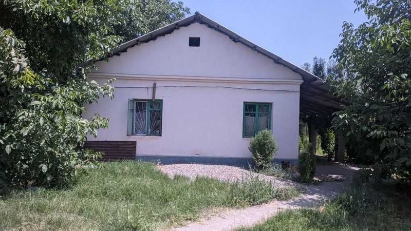 Сдается свой дом из 3 комнат с участком для семьи (очень дёшево) Сдается свой дом из 3 комнат с участком для семьи (очень дёшево)