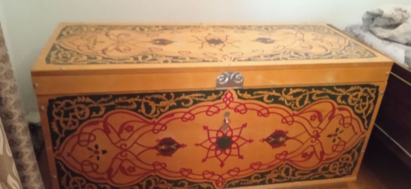Sandiq sotiladi. Продаётся сундук. Sandiq sotiladi. Продаётся сундук.