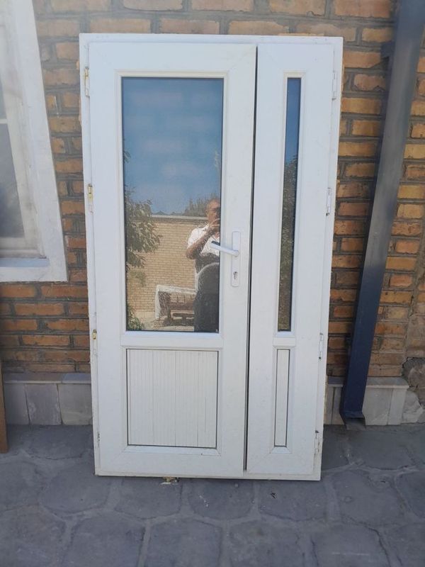 Sotiladi oq plastik oynali eshik