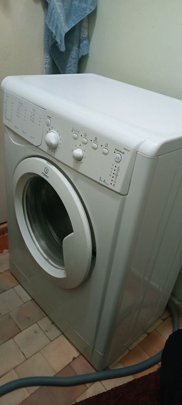 Kirmoshina INDESIT 5 kg avtomat xolati zoʻr aybi yoʻq srochno sotilad