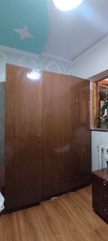 Мебел шкаф трюмо кроват тумбочка продаётся