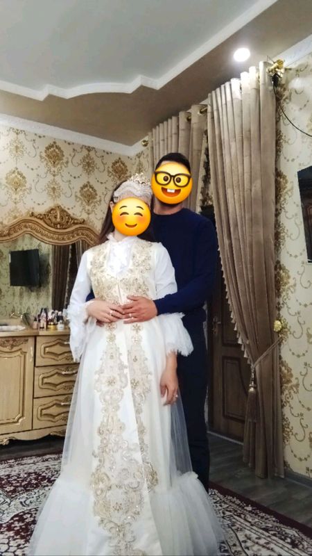 1 marta kiyilgan sarisi tillaqoshi bilan beriladi 1 marta kiyilgan sarisi tillaqoshi bilan beriladi