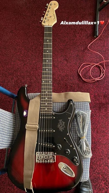 Gitara sotiladi xolati ideal Gitara sotiladi xolati ideal