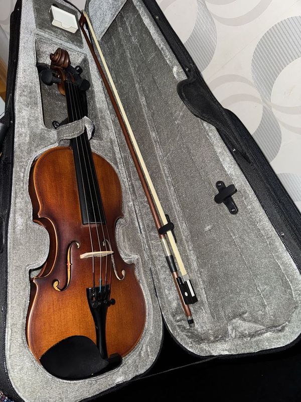 Скрипка Jinyin 1/2 size violin в отличном состоянии. Скрипка Jinyin 1/2 size violin в отличном состоянии.