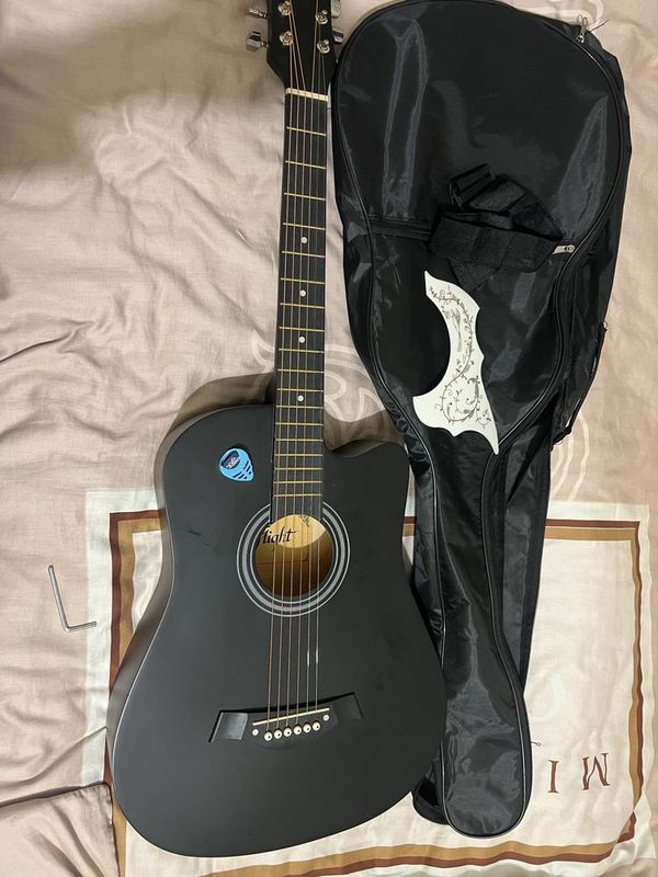 gitara acoustic sotiladi