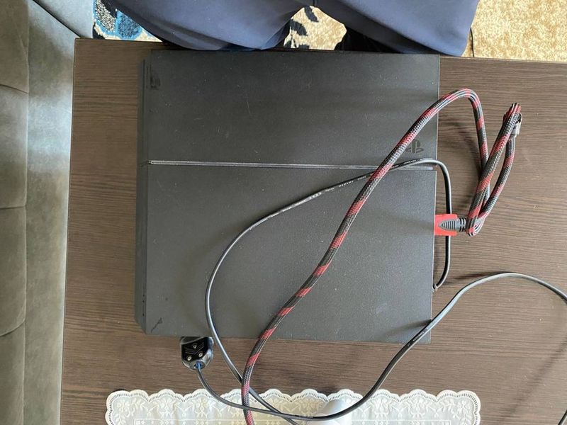 Playsteshion 4 sotiladi xolati idial 3 pulti bor 512 gb xotira