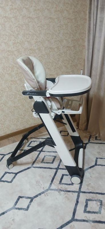 Фирменный стульчик для кормления Фирменный стульчик для кормления