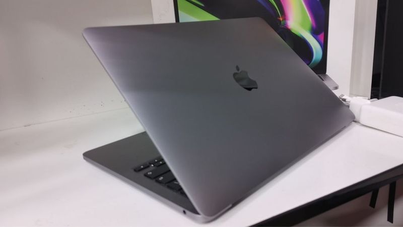 Macbook pro M1 2020 deyarli yangi 13 lik Macbook pro M1 2020 deyarli yangi 13 lik