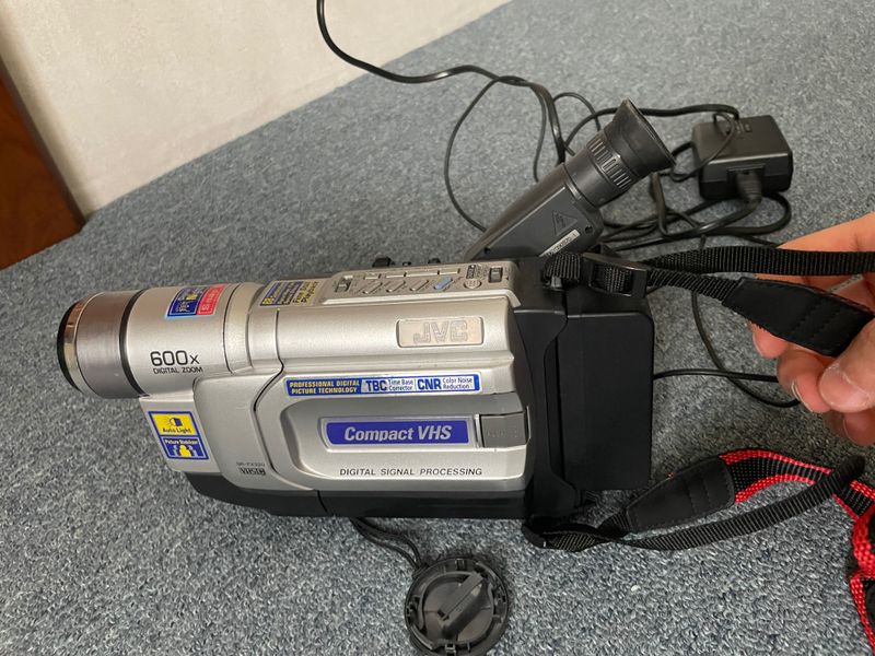 JVC видеокамера, работает на кассете JVC видеокамера, работает на кассете