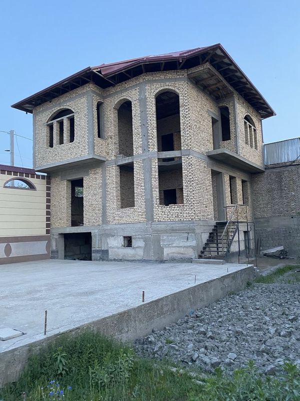 2 qavatli uy sotiladi padvali bilan