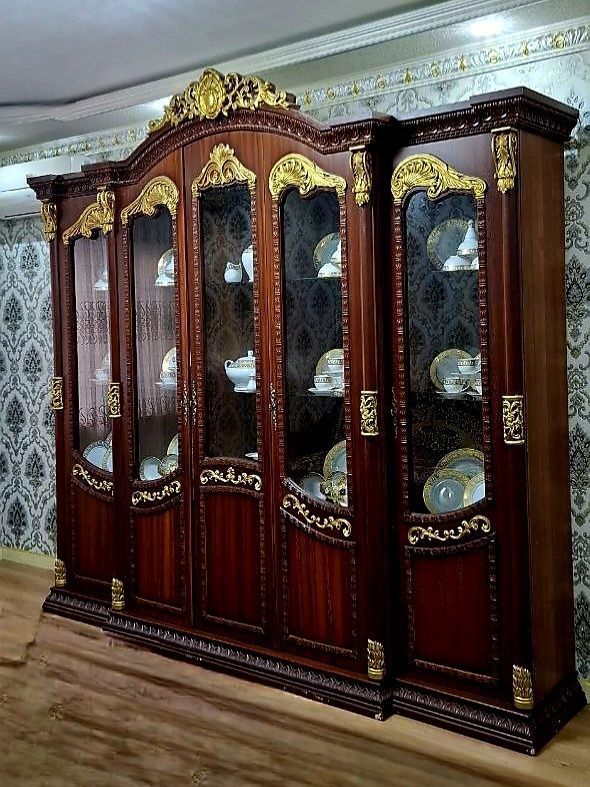 Стенка для гостиной, внизу есть шкафчики состояния хорошее зеркала не