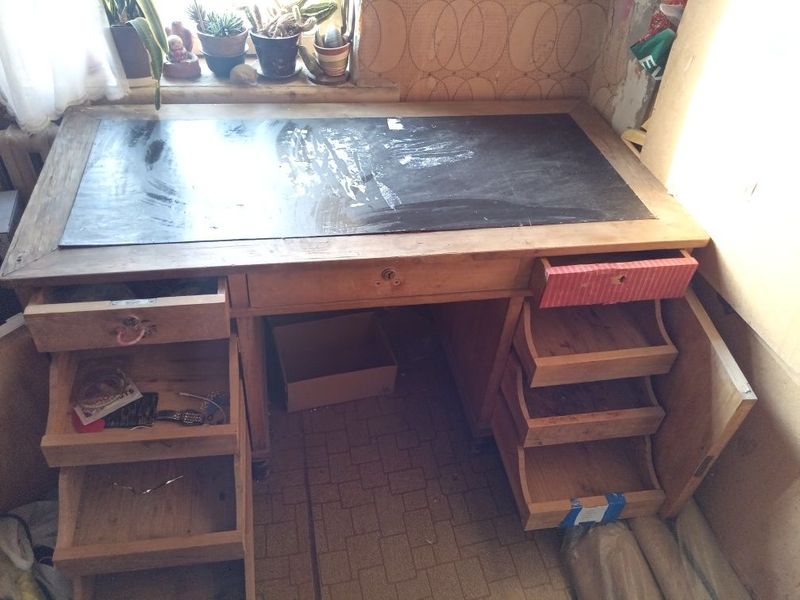 Стол письменный крепкий