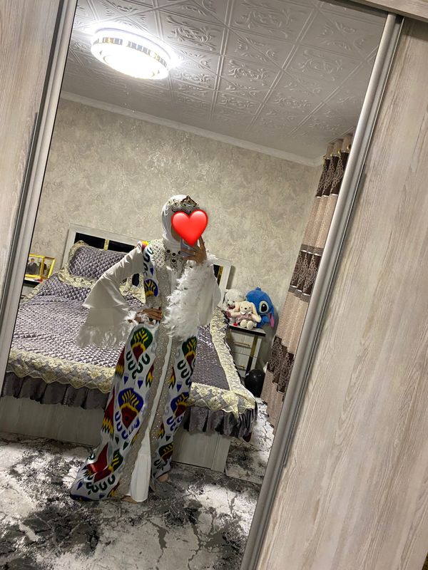 Yaxshi atlasdan tikilgan ansanbil!