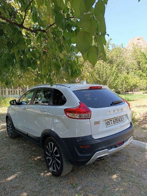 Lada Xrayy Cross