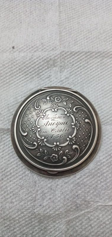 Продам пудреницу серебро