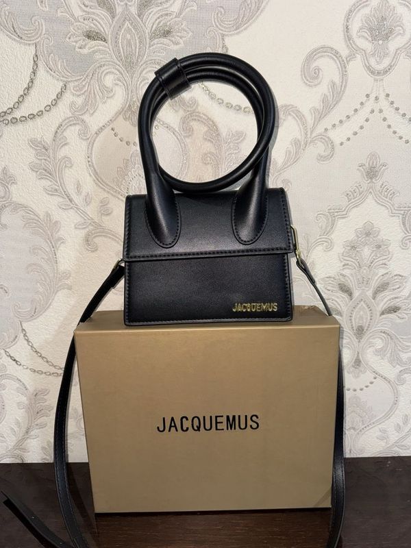 Jacquemus sumka nalichida Jacquemus sumka nalichida