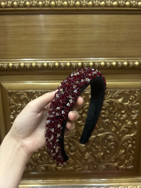 Ободок из хрустальных камней Ободок из хрустальных камней