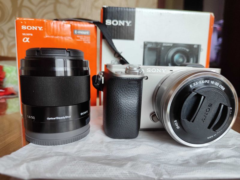 Продаю Sony Alpha A6000 Kit 16-50mm + объектив 50mm f/1.8 OSS + сумка Продаю Sony Alpha A6000 Kit 16-50mm + объектив 50mm f/1.8 OSS + сумка