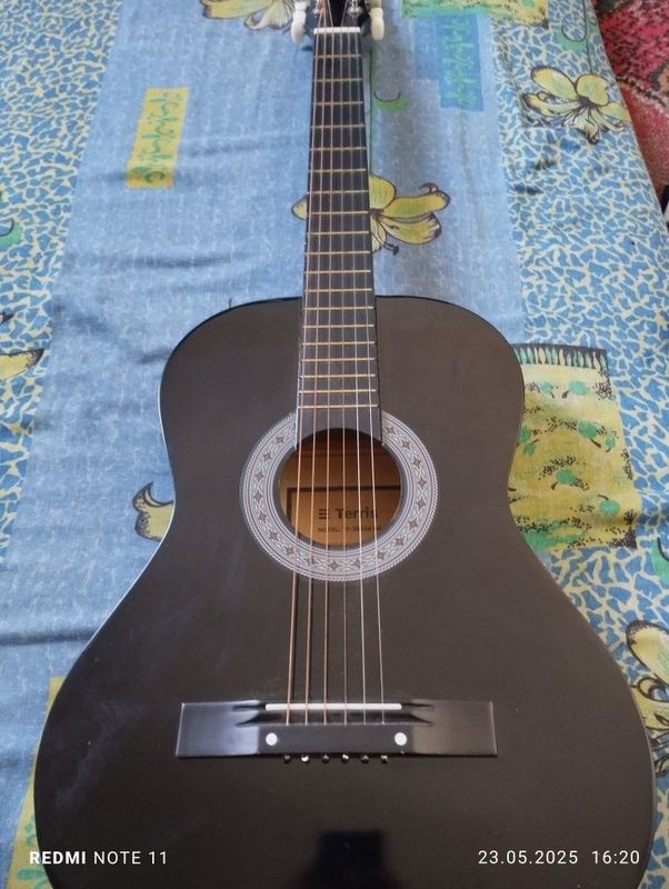 Gitara TERRIS sotiladi Gitara TERRIS sotiladi