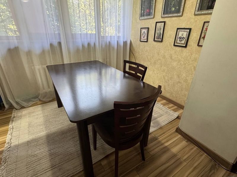 Продается стол и 6 стульев 1.60 на 90 Продается стол и 6 стульев 1.60 на 90