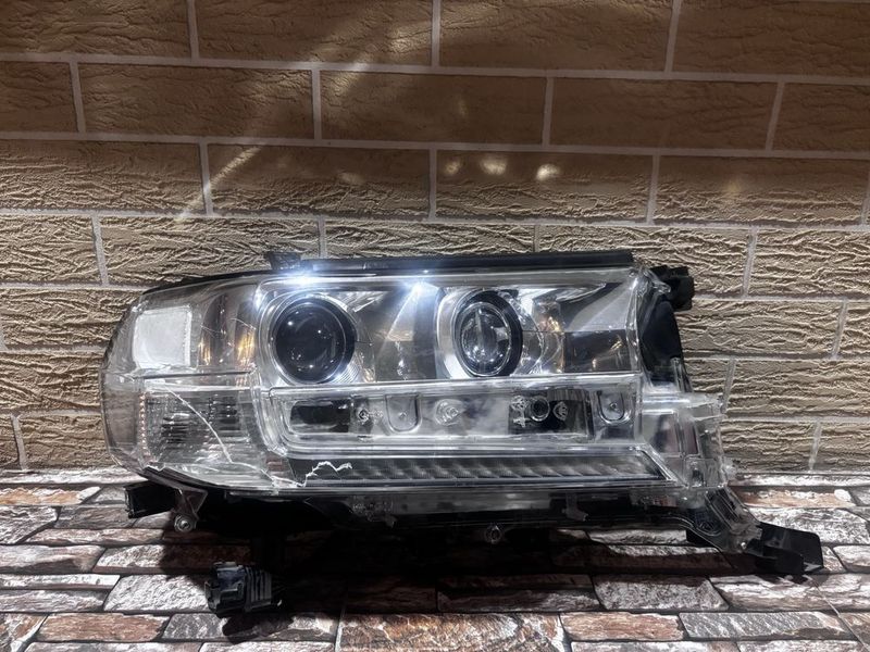 Правая фара от Toyota Land Cruiser200 Правая фара от Toyota Land Cruiser200