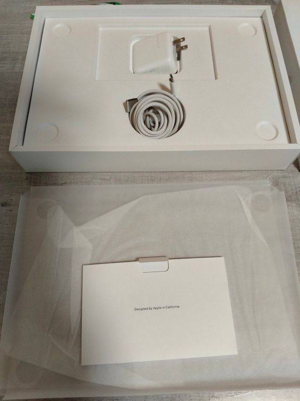 MacBook m2 air 13inch 8/256 MacBook m2 air 13inch 8/256