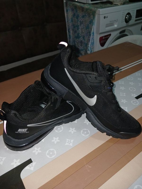 Razmeri 42 Yangi Nike ariginal krasofka soriladi . Razmeri 42 Yangi Nike ariginal krasofka soriladi .