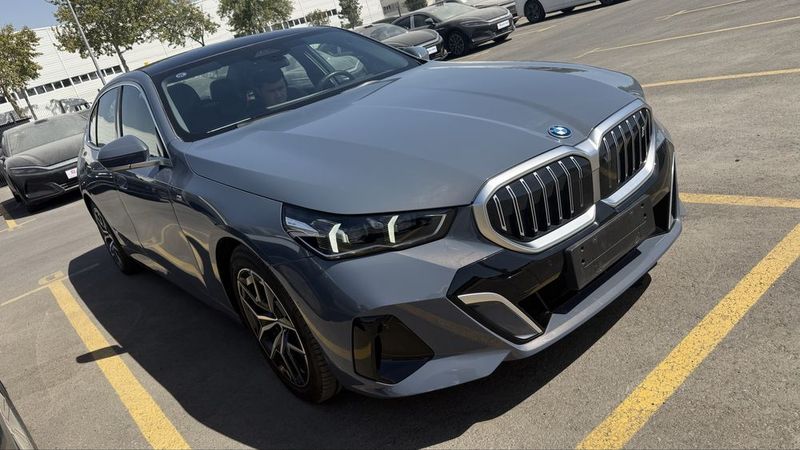 BMW i5 35L 2024 yil dop opsiya BMW i5 35L 2024 yil dop opsiya